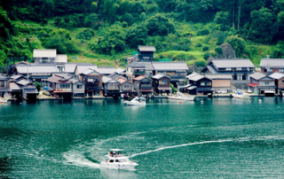 Ine no Funaya yang tertata rapi di pesisir-featured-a