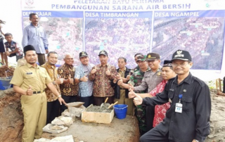 Peletakan batu pertama pembangunan sarana air bersih di desa kajar