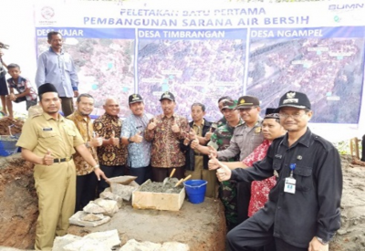 Peletakan batu pertama pembangunan sarana air bersih di desa kajar