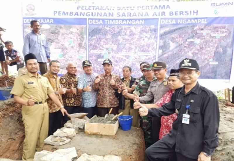 Peletakan batu pertama pembangunan sarana air bersih di desa kajar