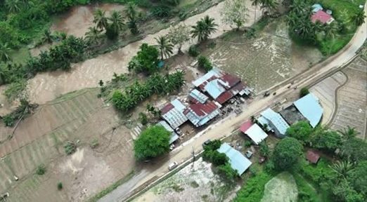 Foto udara banjir yang melanda Nagari Taluak - Sitangkai