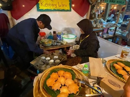 Bapak Wahyu saat menyiapkan Roti Kembang Waru di stannya