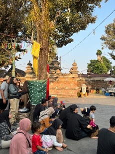 Suasana umum Pasar Lawas Mataram di Halaman masjid Gedhe Mataram